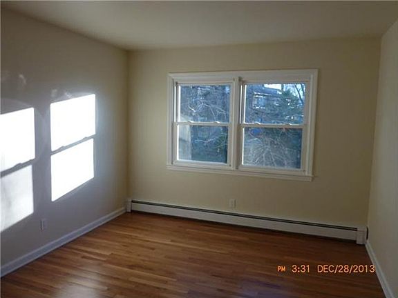 4th image of 142 Hunter Ave