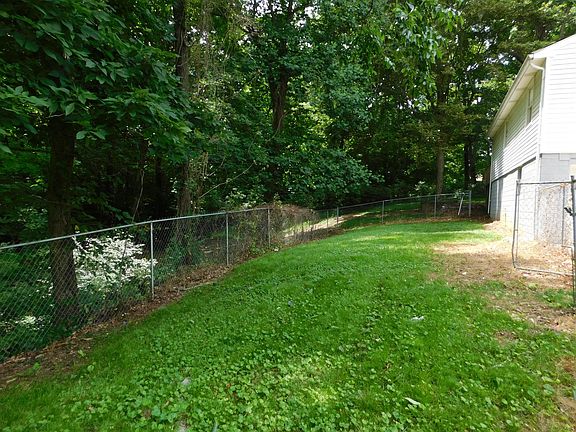 4th image of 372 Treeland Ct