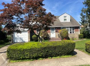 92 Lawrence St, Farmingdale, NY
