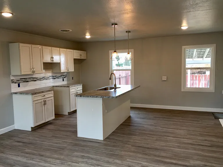 1327 Thayer Dr — Photo 2