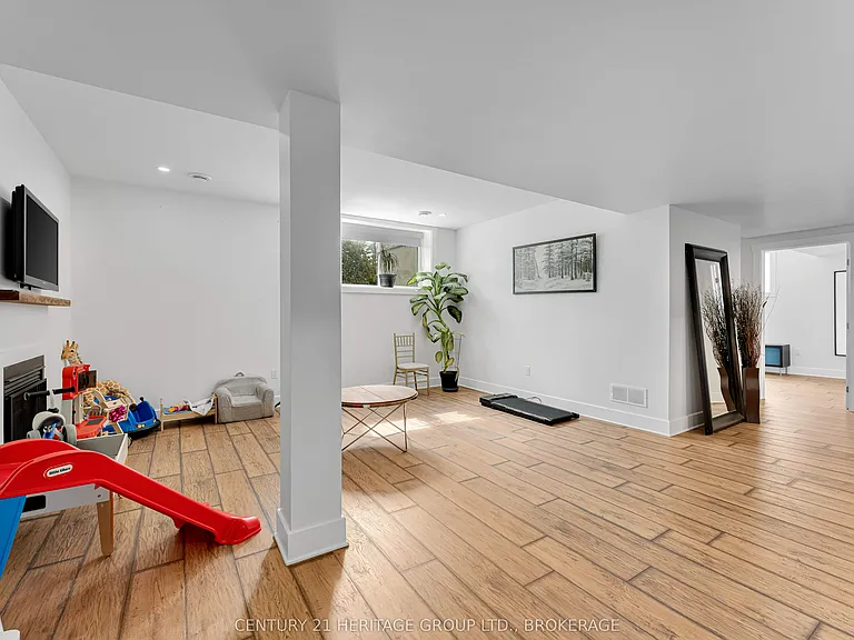 90 Aragon Rd — Photo 42
