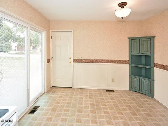 5th image of 6213 Marlow St
