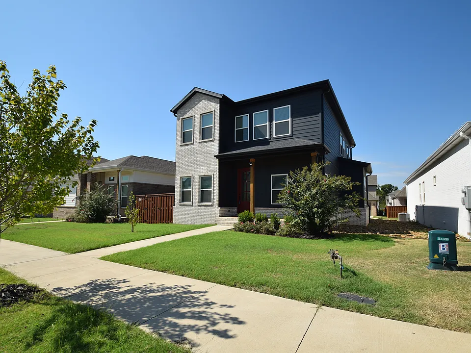 6302 Luna Ln