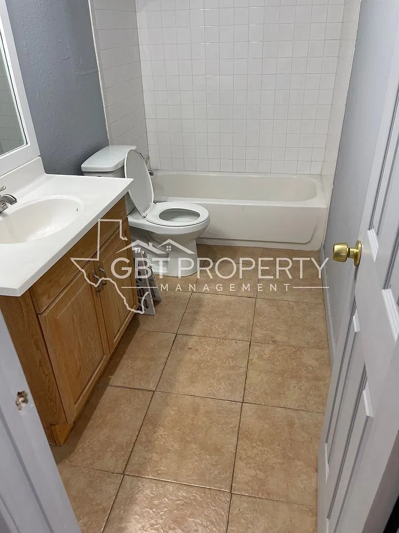 APT02-COLEMAN — Photo 3