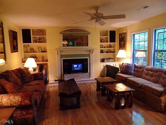 3rd image of 230 Stornoway Dr Unit 3