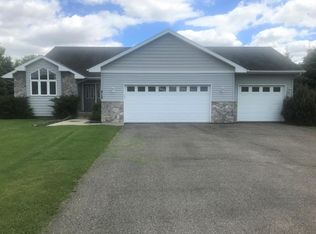 415 E Woodridge Dr, Le Center, MN 56057