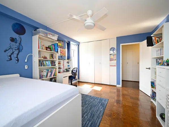 61-20 Grand Central Parkway image 22 of 28