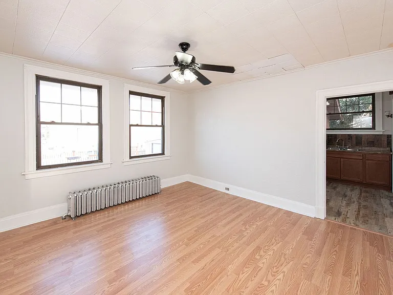 Beautifully updated Tudor style duplex. Upper unit. Large rooms. 2 balconies, private entry. Fenc... — Photo 11
