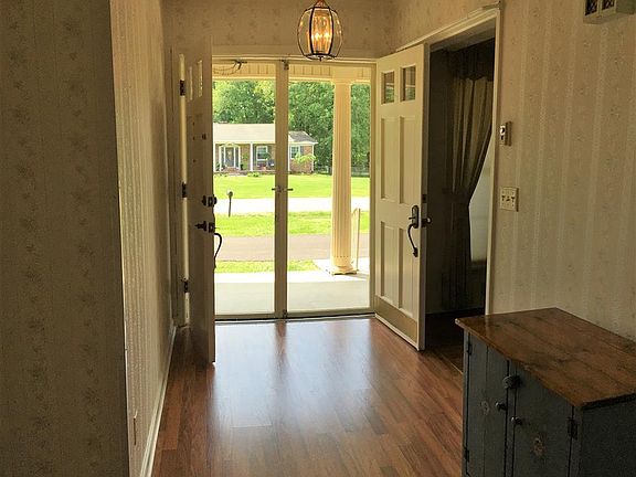 4th image of 130 Patricia Cir