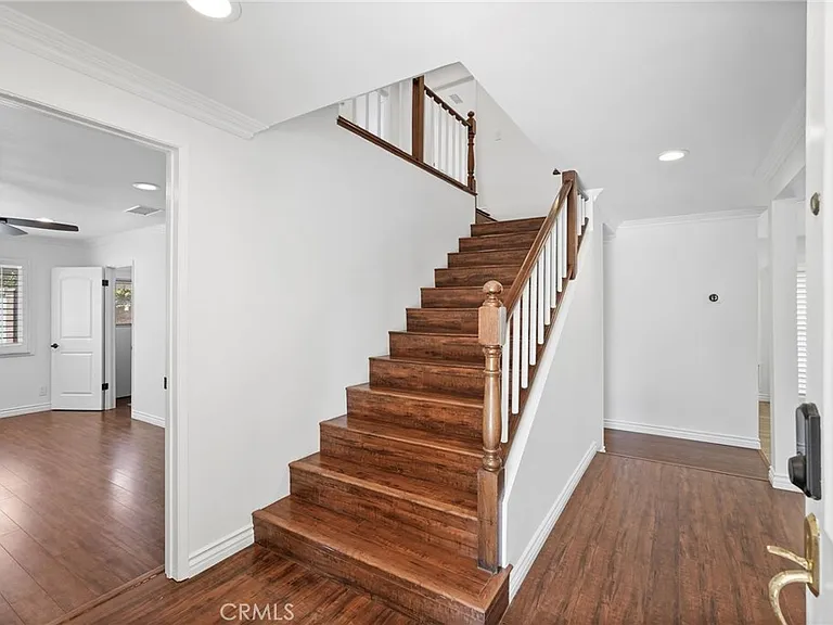 10811 Des Moines Ave — Photo 13