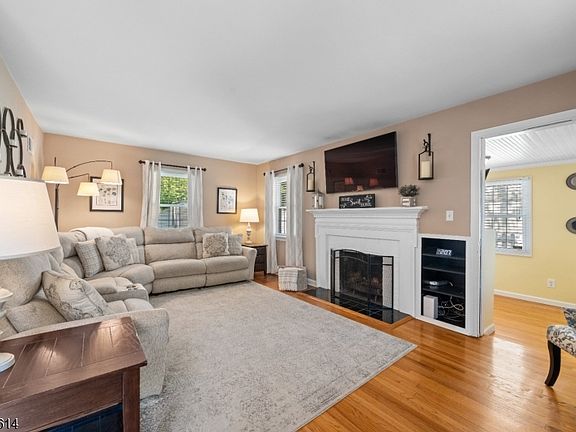 3rd image of 36 Burlington Rd
