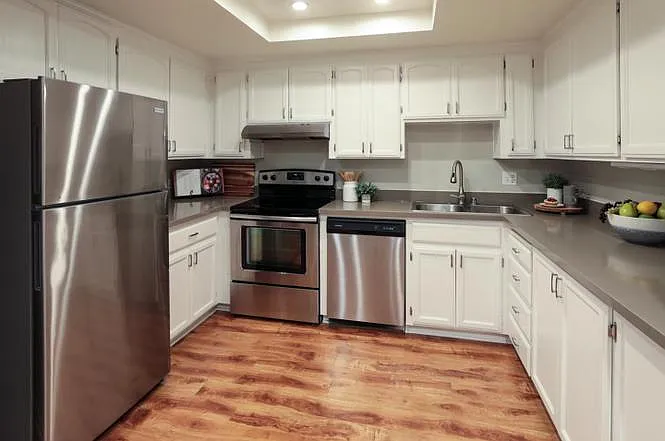 1033 Crestview Dr — Photo 3