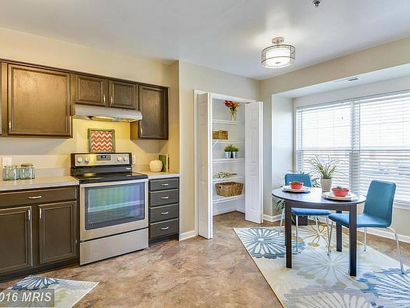 5th image of 124 Creekside Commons Ct