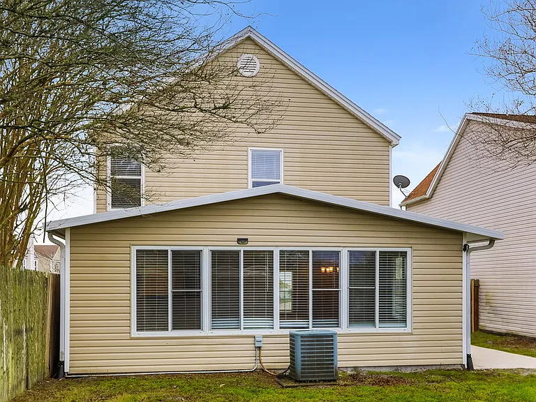 653 Staffordshire Dr E — Photo 14