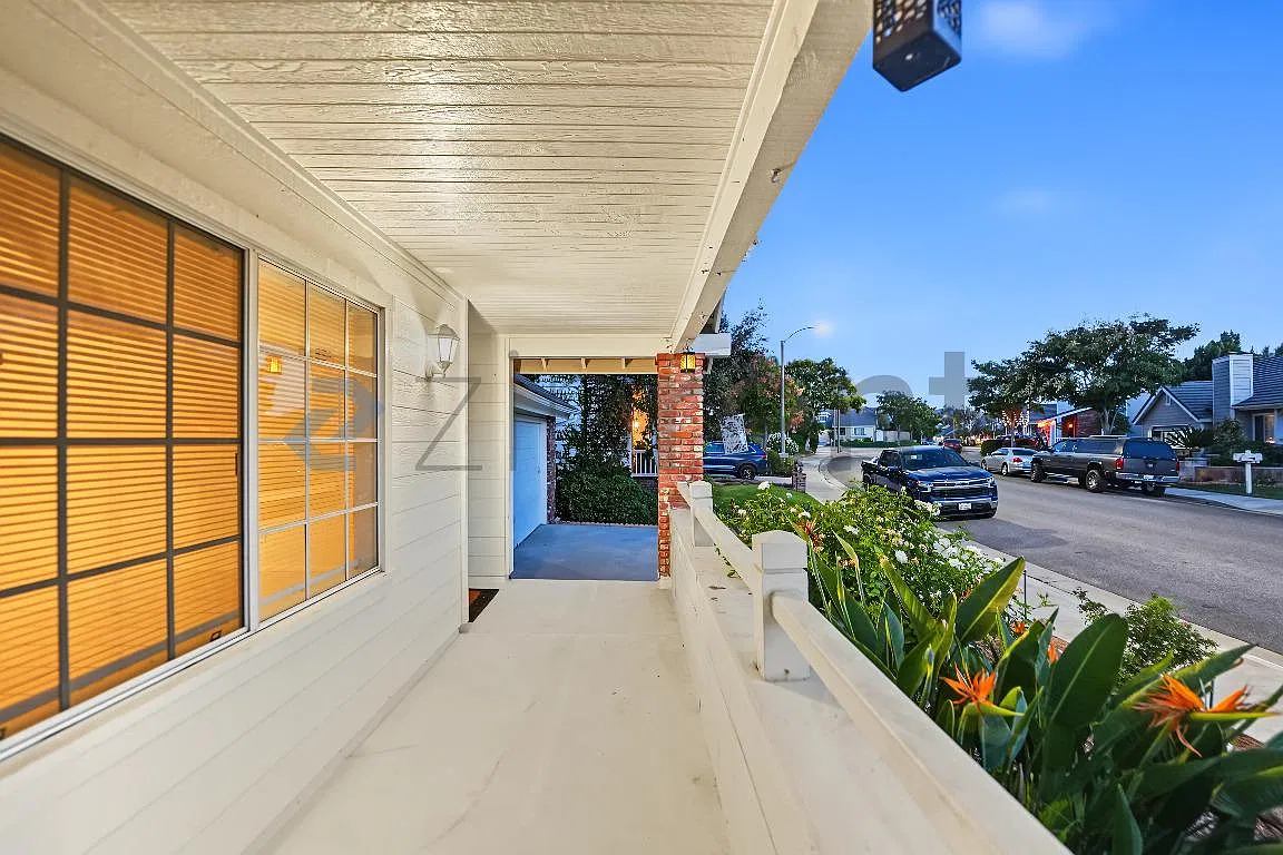 3 bed, 1355 sqft, $3,950 — Photo 4