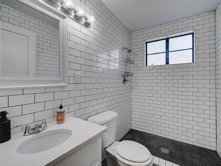 418 E 15th St #1 — Photo 14