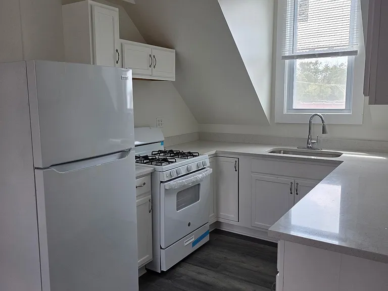 187 E 25th St #2 — Photo 3