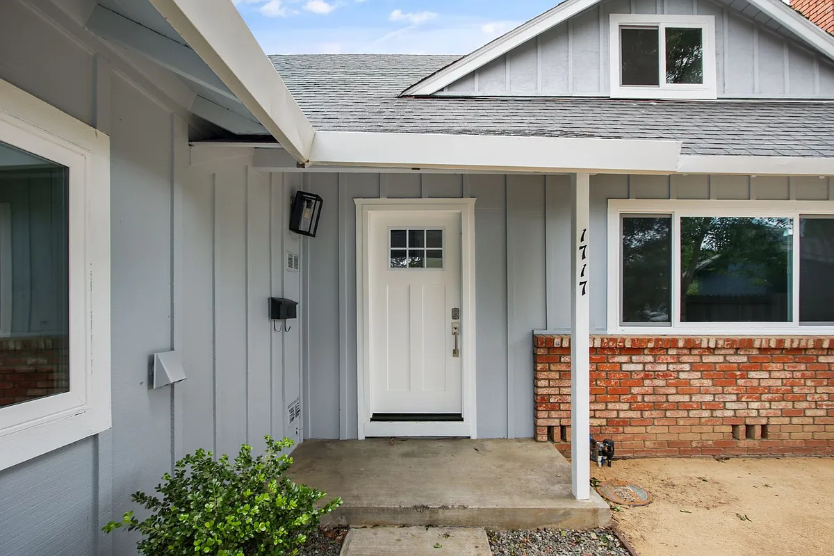 Building Photo - 1717 Oleander Pl