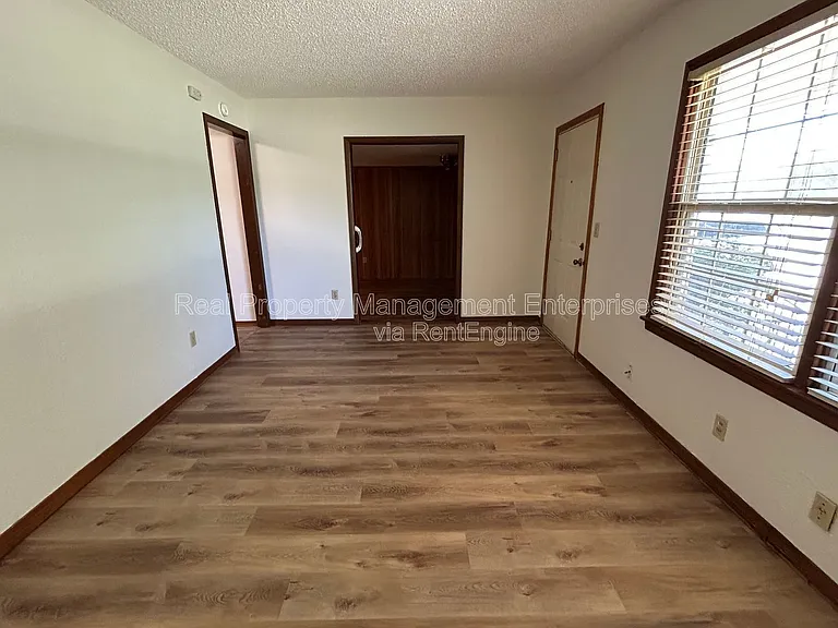204 Wolf Ln — Photo 7
