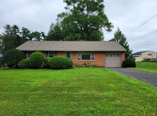24 Wolf Rd, Akron, PA 17501
