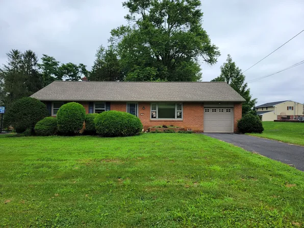 24 Wolf Rd, Akron, PA 17501