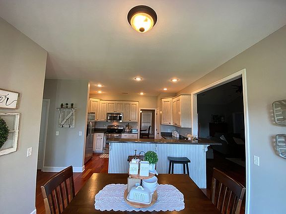 5th image of 40 Berkshire Ln