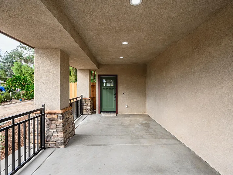 915 E Central Ave — Photo 2