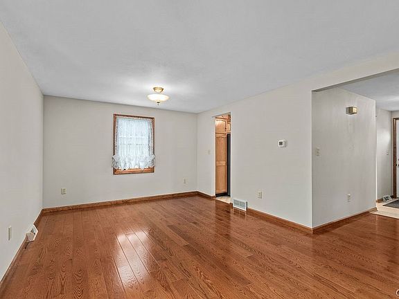 3rd image of 4271 Montezuma Crse