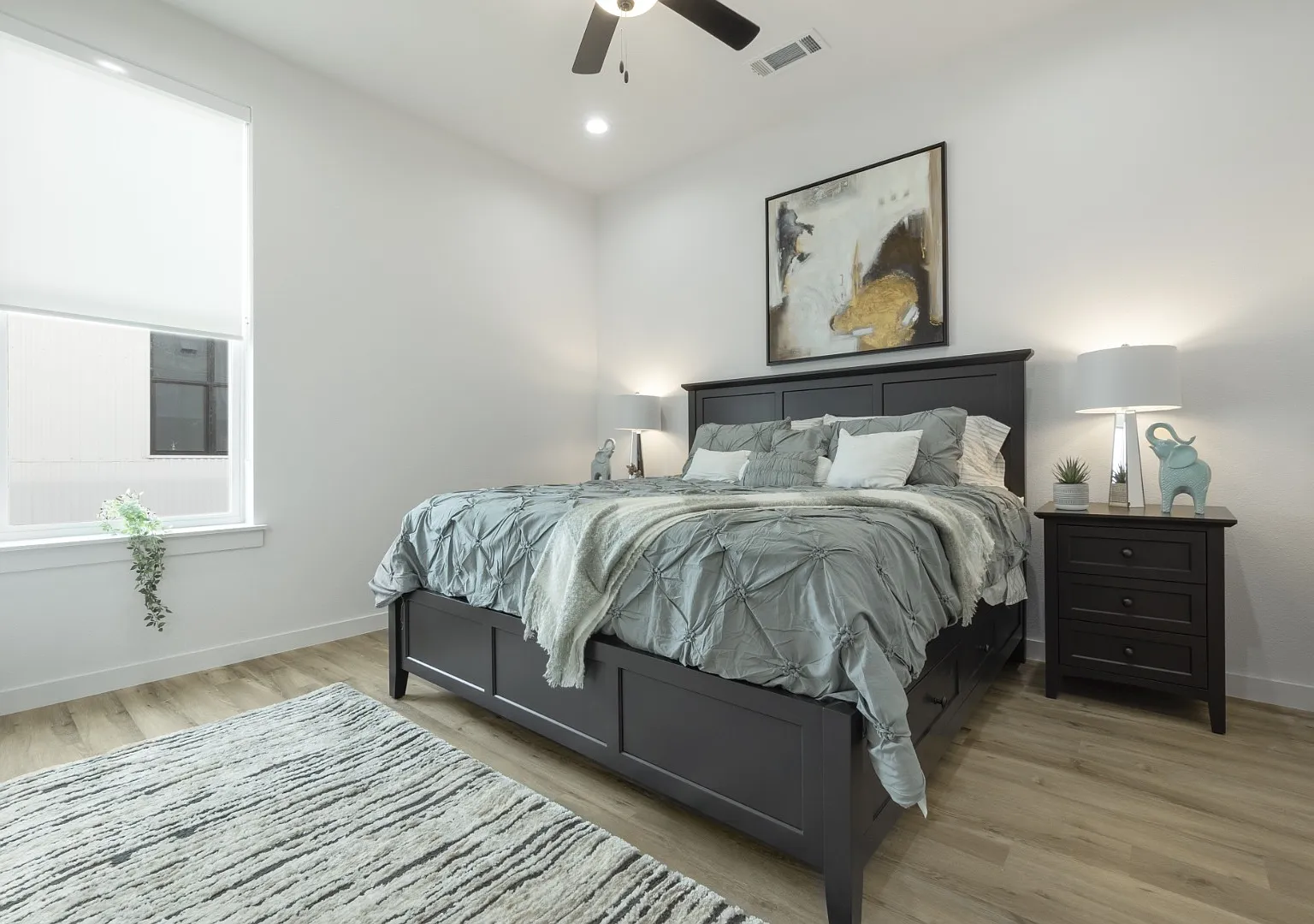 Contemporary 2BR/3.5BA Townhome with Private Rooftop | 4314 Roseland Ave #101 — Photo 3