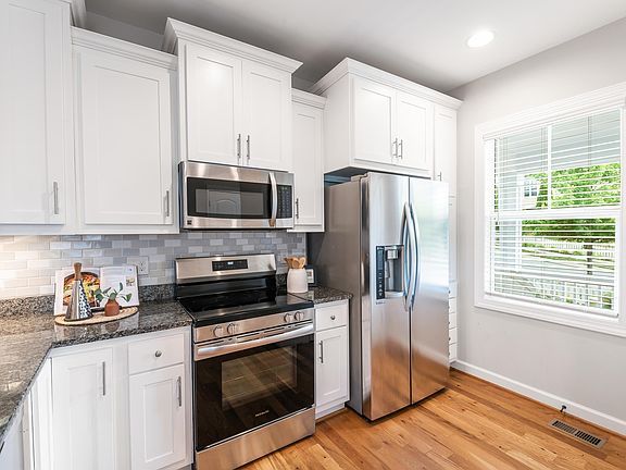 5th image of 257 Huntley Ave