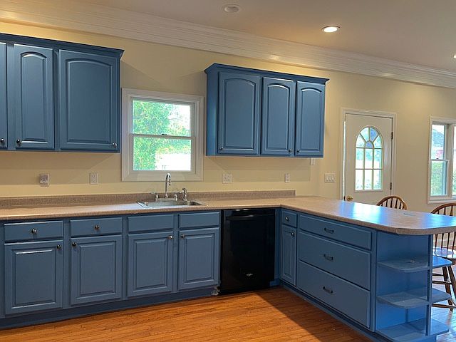 Fully applianced kitchen with breakfast counter