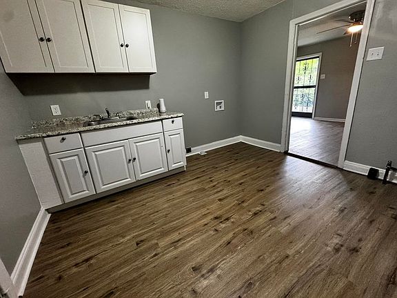 2nd image of 2059 Rile St