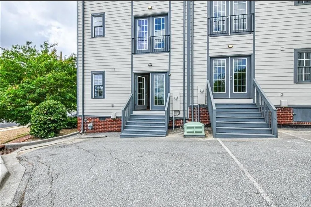 445 McAdoo Ave — Photo 4