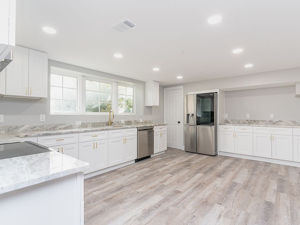 Spacious kitchen with granite countertop and luxury appliances