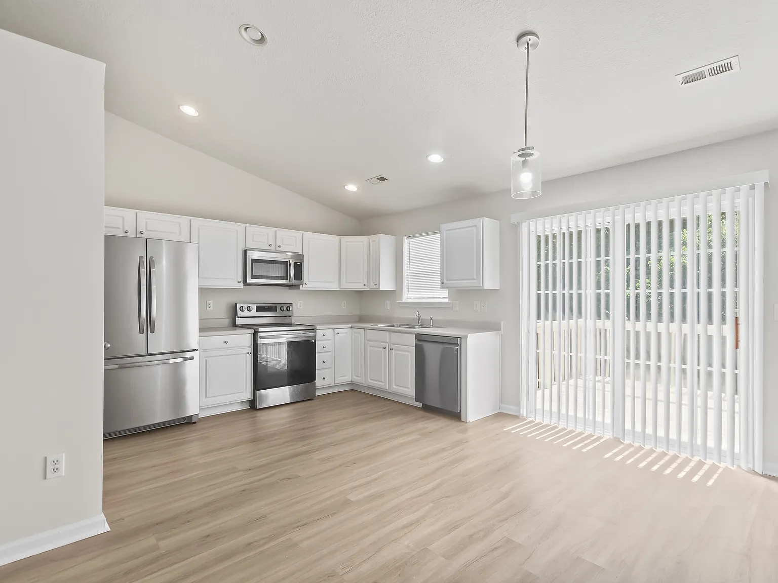 3 bed, 1400 sqft, $1,695 — Photo 3