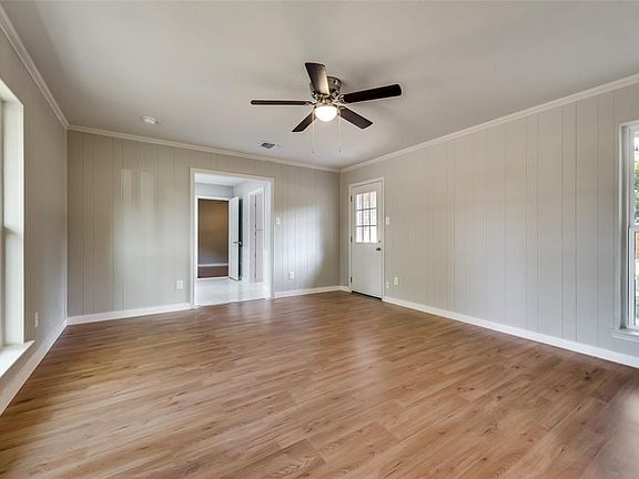 3rd image of 208 E Mimosa St