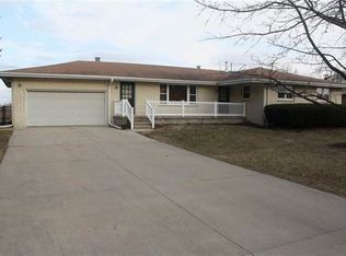 1558 Forest Hills Rd, Lincoln, IL 62656