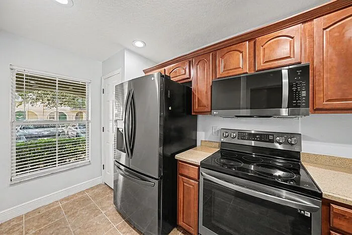 8106 Silent Creek Dr — Photo 6