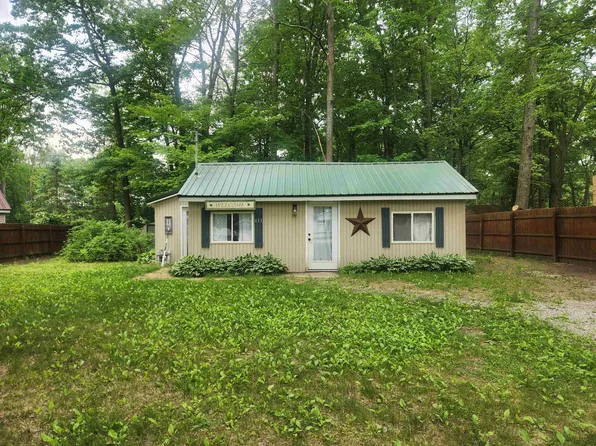 611 Pine St, Harrison, MI 48625