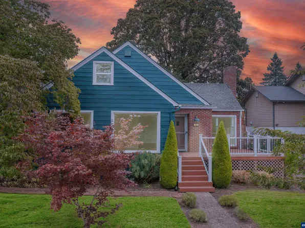 895 Hilltop Dr NW, Salem, OR 97304