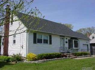 261 Sherbrooke Rd, Lindenhurst, NY 11757