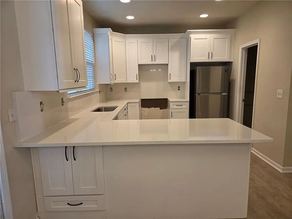 3 bed, 2.5 bath, 1916 sqft, $2,100 — Photo 2