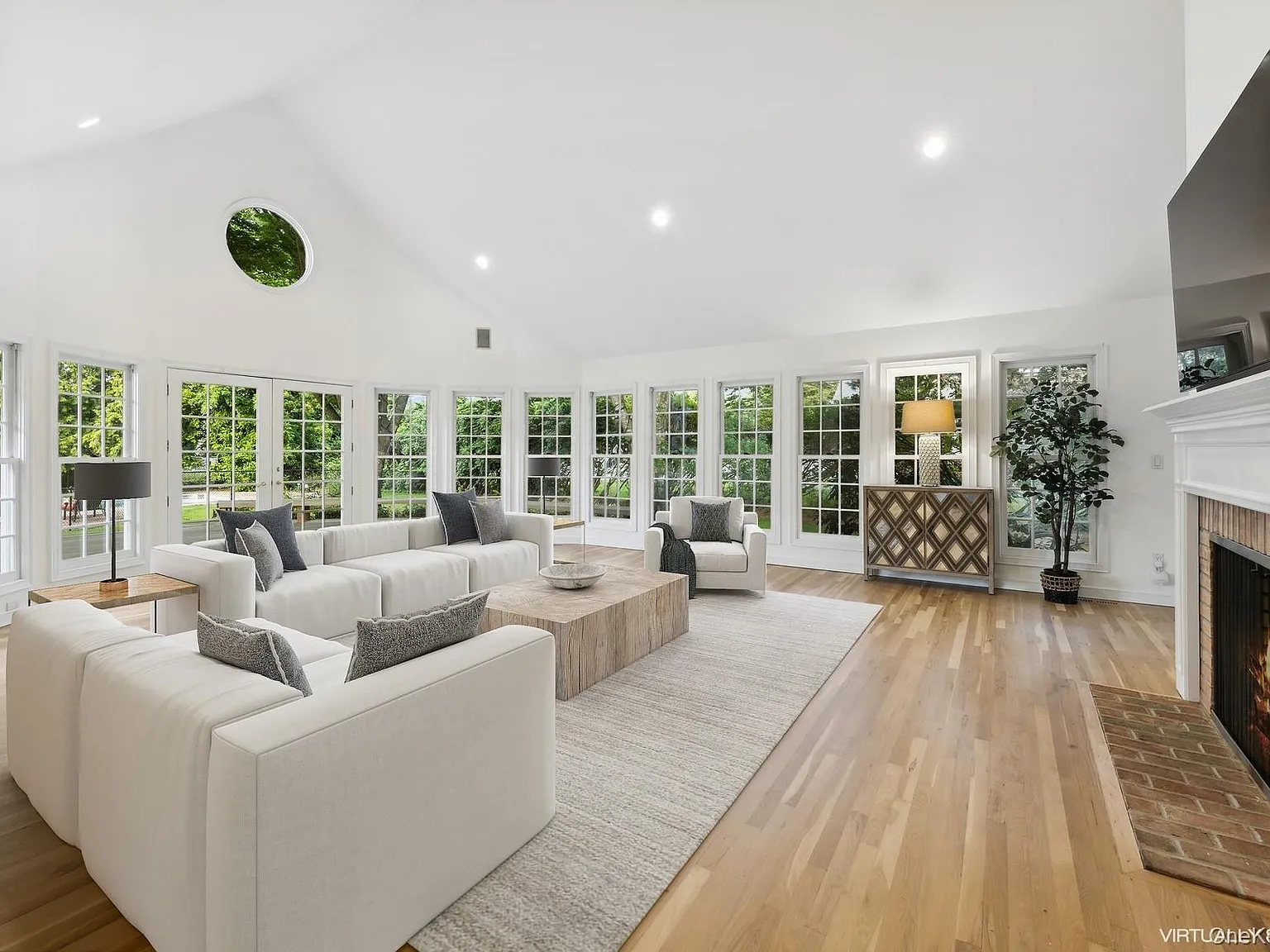 4 bed, 4.5 bath, 4000 sqft, $55,000 — Photo 2