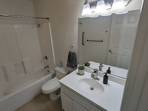 3rd image of 1056 Rio Ln APT B