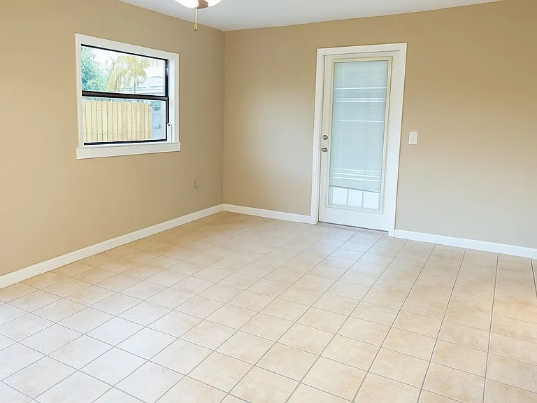 4409 W Varn Ave — Photo 11