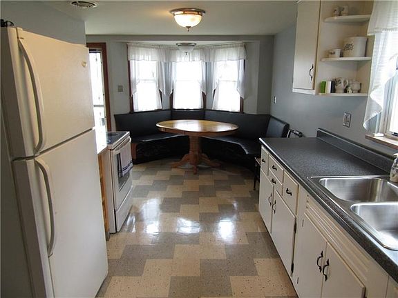 3rd image of 28 Wayne Ave