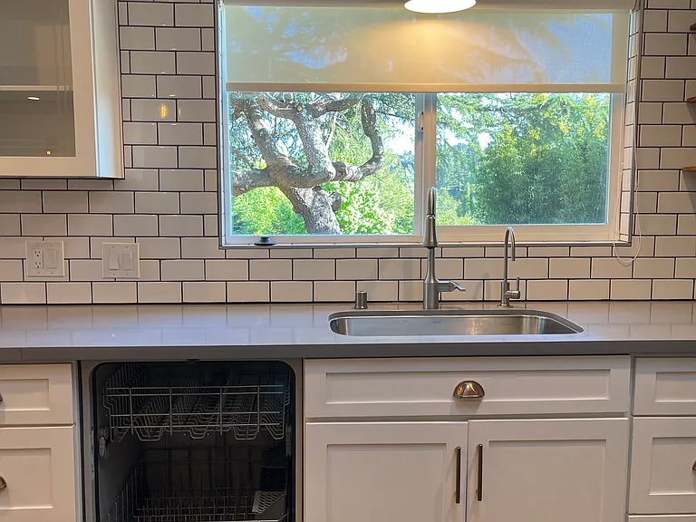 2334 Burnside Rd — Photo 30