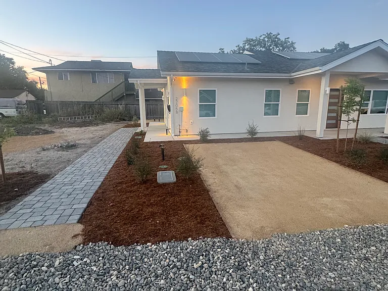 2205 Park St — Photo 2