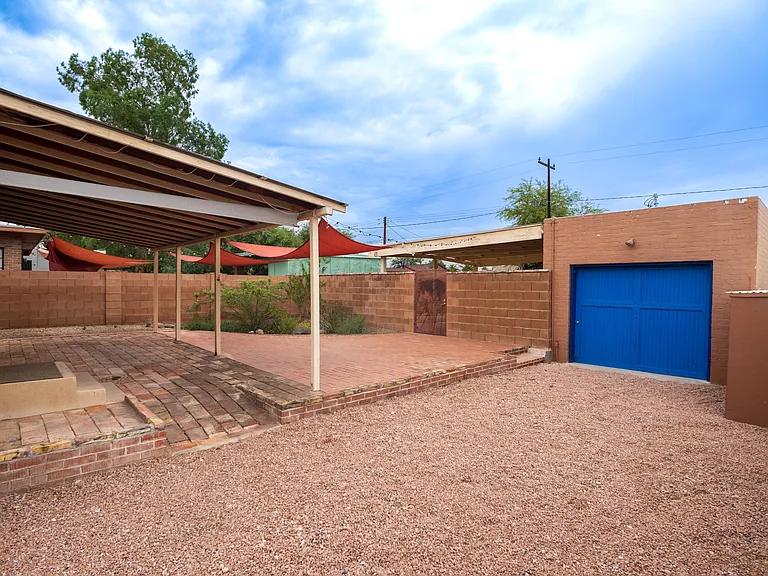 1404 E Silver St — Photo 3