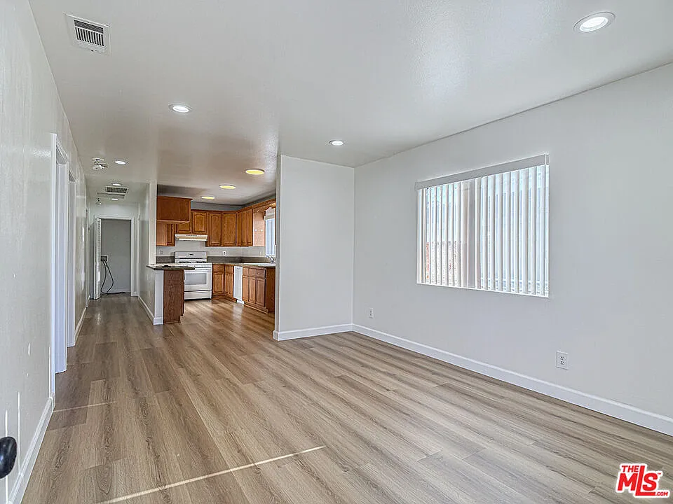 3 bed, 1.0 bath, 1100 sqft, $3,100 — Photo 2